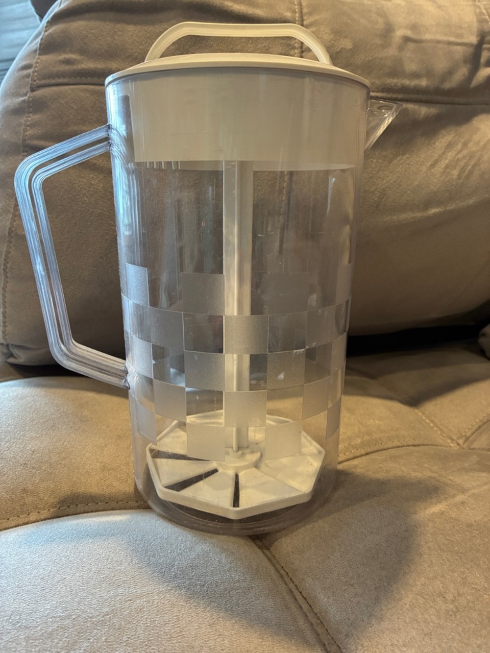 Pampered chef mix and pourClear Plastic Pitcher with Checkerboard Frosted Design
